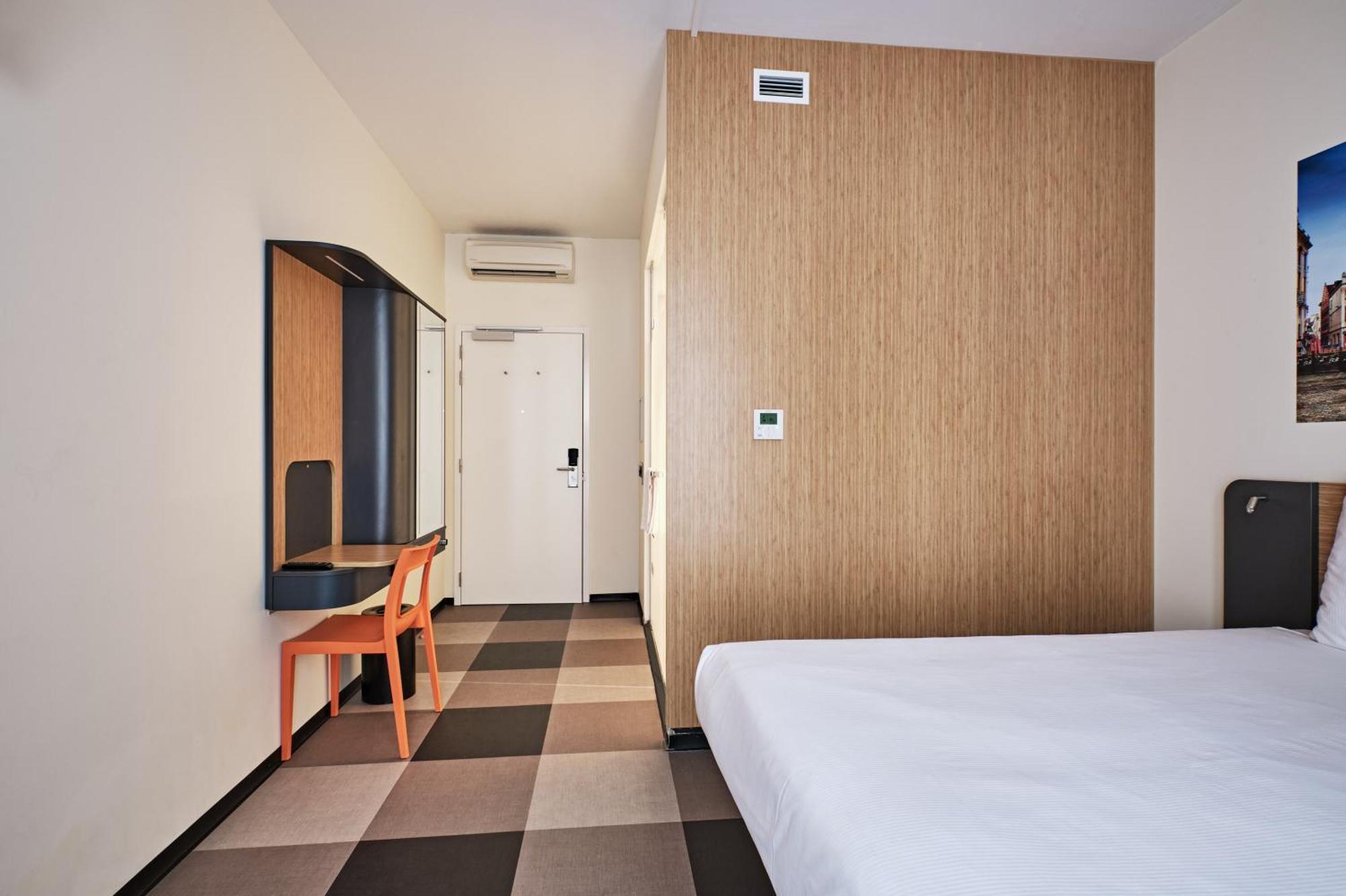 Easyhotel Brussels City Centre — Photos 1